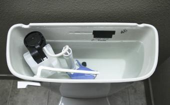 Ways to Clean the Inside of Your Toilet Tank With Vinegar